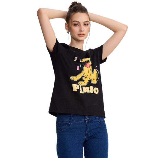 Polera negra de algodón con ilustración de Pluto, el perro de Disney, en tonos amarillos y detalles en rosa, con su nombre destacado en la parte inferior.