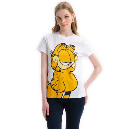Polera blanca de Garfield con ilustración colorida del icónico gato perezoso en pose relajada, captura la esencia de la tira cómica clásica.