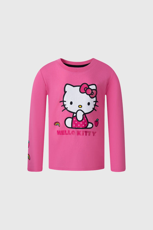 Polera rosada de algodón con estampado de Hello Kitty, la icónica gatita en vestido de lunares, rodeada de coloridos detalles como arcoíris y manzana.