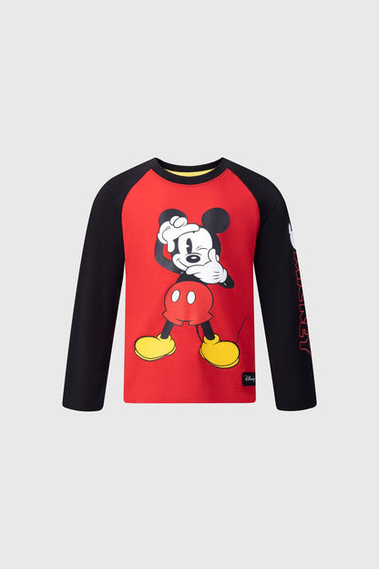 Polera roja de Mickey Mouse con manga negra, presenta una ilustración vibrante del icónico personaje sonriendo y haciendo un gesto, con detalles en amarillo y el logo de Mickey en la manga.