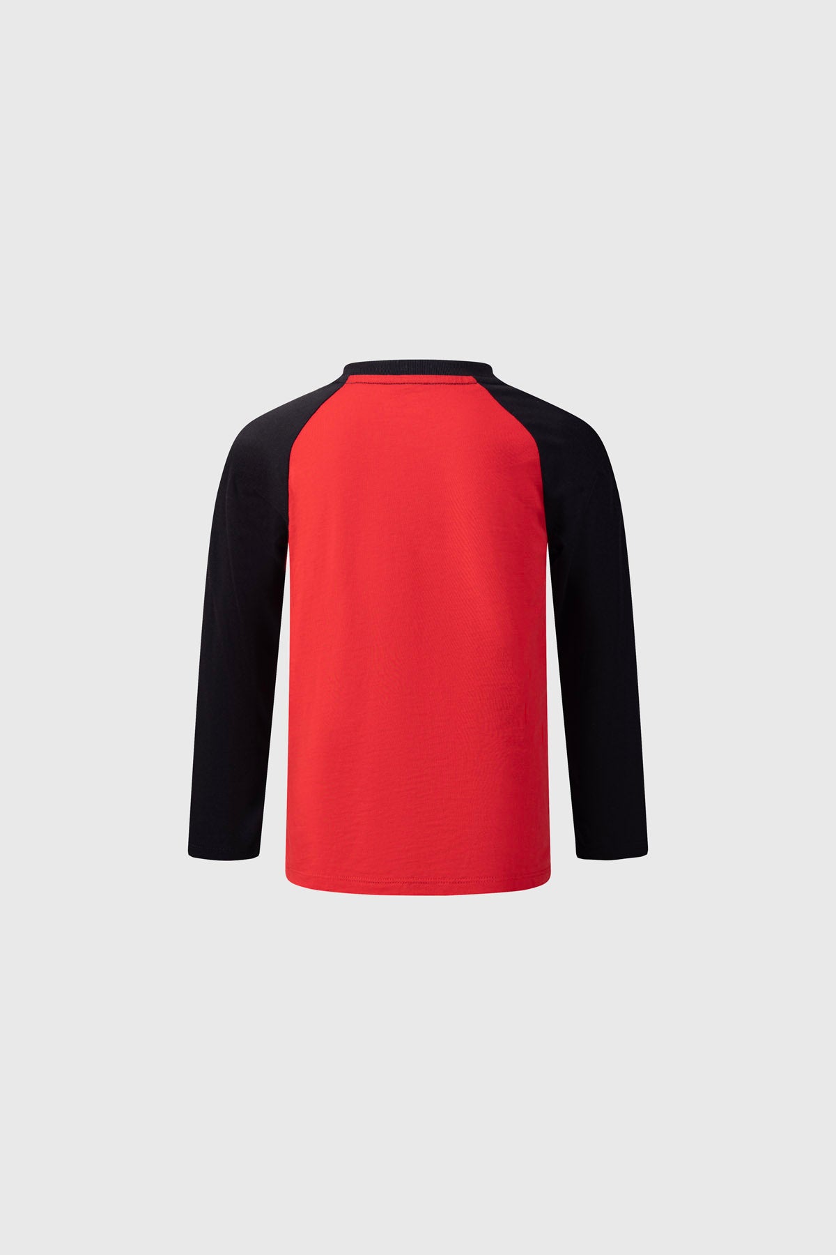 Polera roja de Mickey Mouse con manga negra, presenta una ilustración vibrante del icónico personaje sonriendo y haciendo un gesto, con detalles en amarillo y el logo de Mickey en la manga.