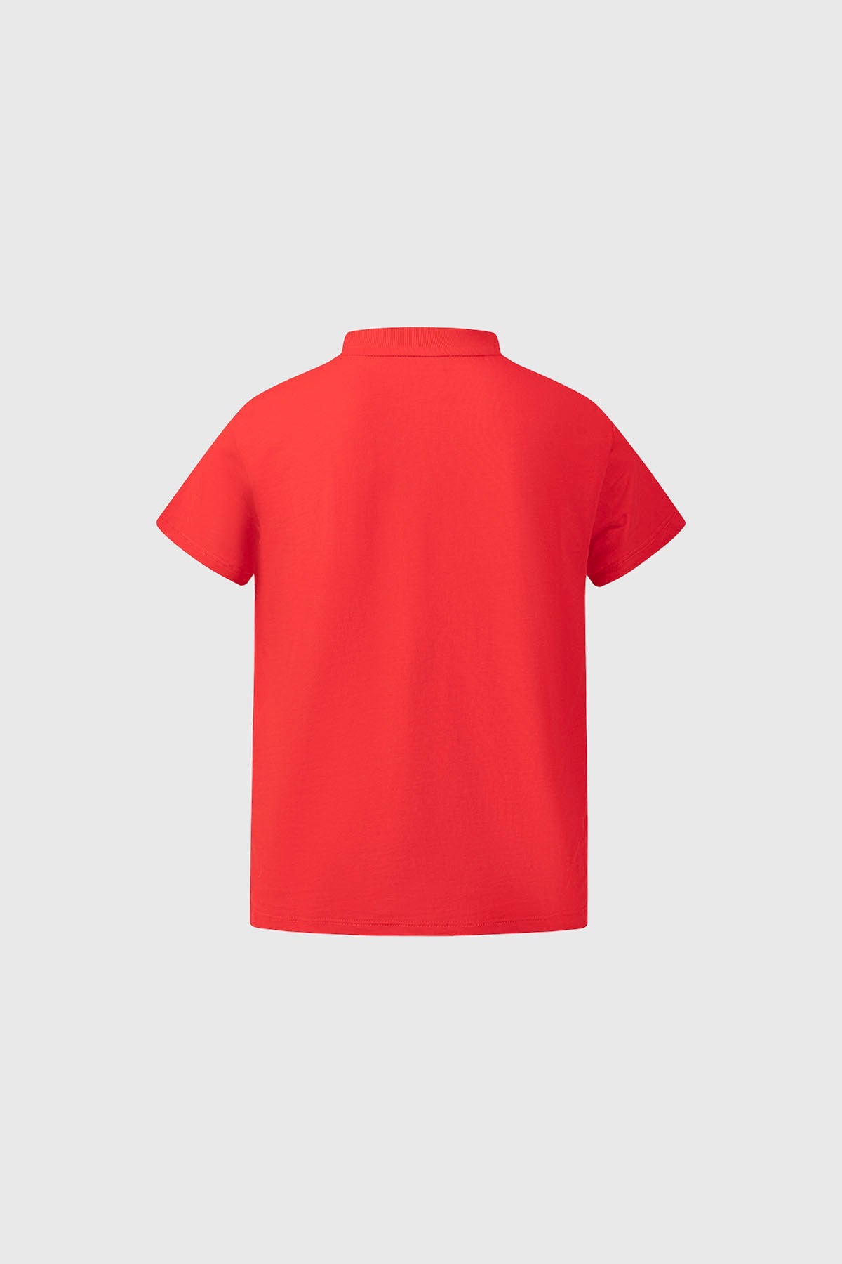 Polera roja de Paw Patrol con estampado vibrante que muestra a Marshall, Chase y Rubble sonriendo junto al texto "GOOD PUPS GOOD DAY!" en un diseño alegre.