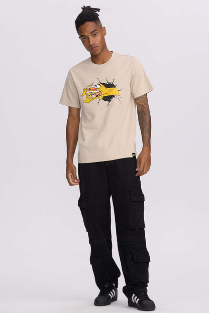 Polera beige de algodón con ilustración de CatDog rompiendo la tela, destacando su personalidad única y divertida, ideal para fans de Nickelodeon.
