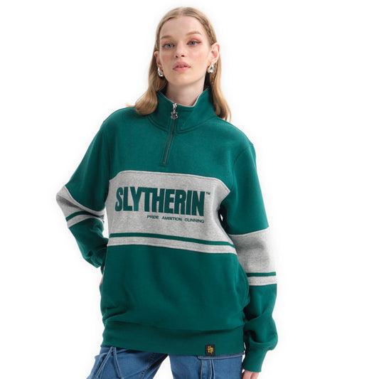 Polerón verde Slytherin con diseño en gris que destaca el nombre y lema de la casa, ideal para mostrar tu orgullo por el mundo de Harry Potter.