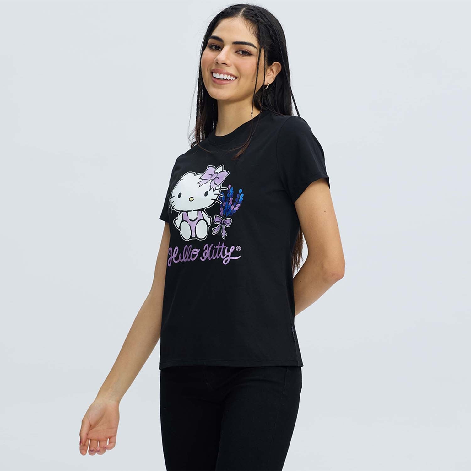 Polera negra de algodón con un diseño de Hello Kitty sosteniendo flores y un lazo rosa, acompañada del texto 'HelloSity' en un estilo divertido.