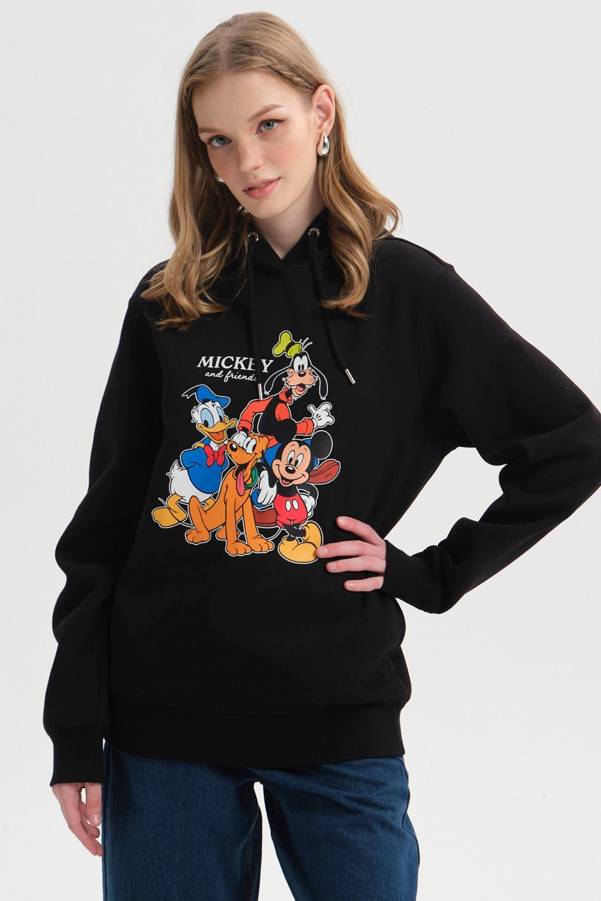Polerón negro con estampado vibrante de Mickey y sus amigos, ilustración colorida que incluye a Donald, Goofy y Pluto, perfecto para los fans de Disney.