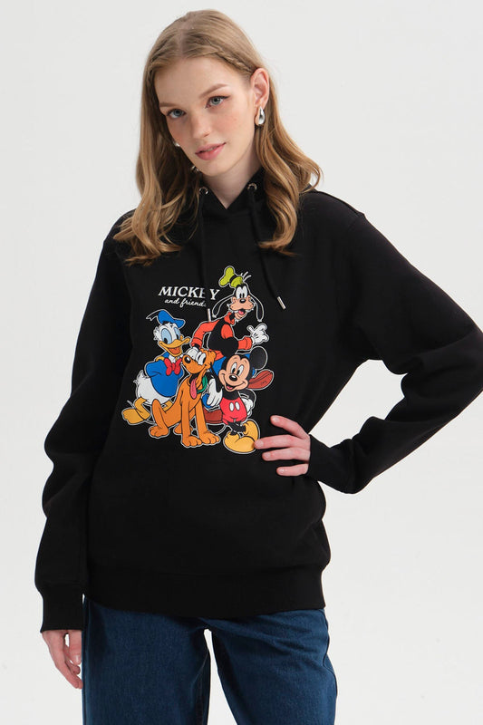 Polerón negro con estampado vibrante de Mickey y sus amigos, ilustración colorida que incluye a Donald, Goofy y Pluto, perfecto para los fans de Disney.