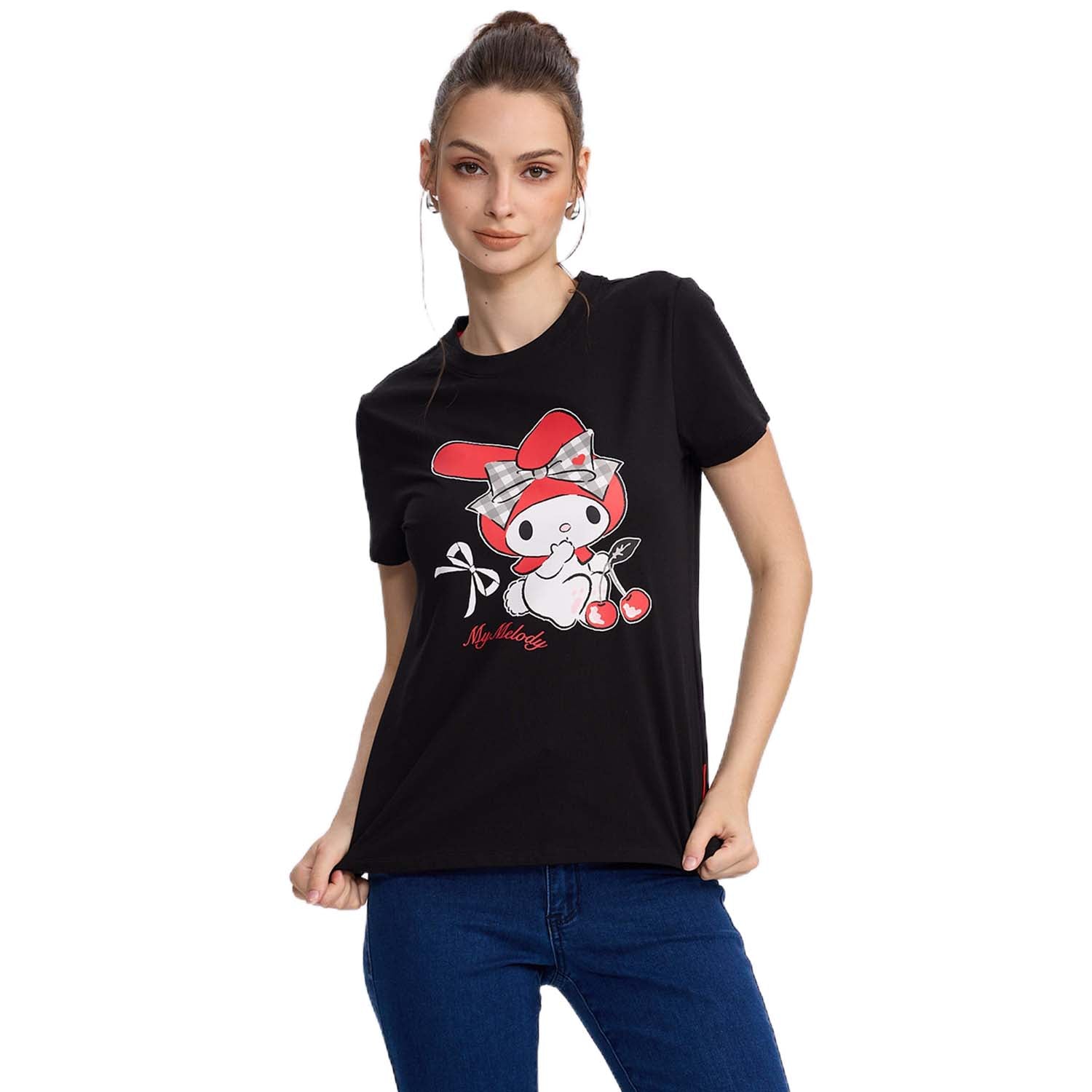 Polera negra de algodón con ilustración de My Melody sosteniendo cerezas y un lazo, diseño vibrante en rojo y blanco, ideal para fans de Sanrio.