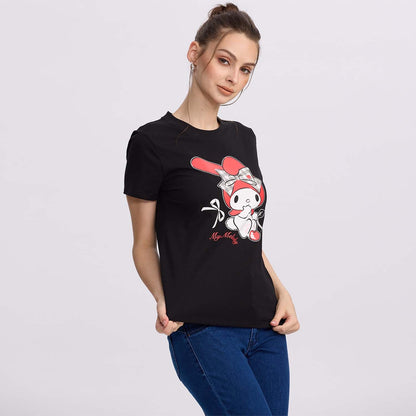 Polera negra de algodón con ilustración de My Melody sosteniendo cerezas y un lazo, diseño vibrante en rojo y blanco, ideal para fans de Sanrio.