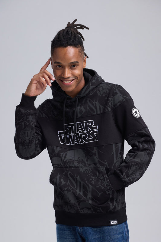 Polerón negro de Star Wars con diseño en relieve de personajes icónicos como Darth Vader y Stormtroopers, logo destacado en el pecho, ideal para fans.