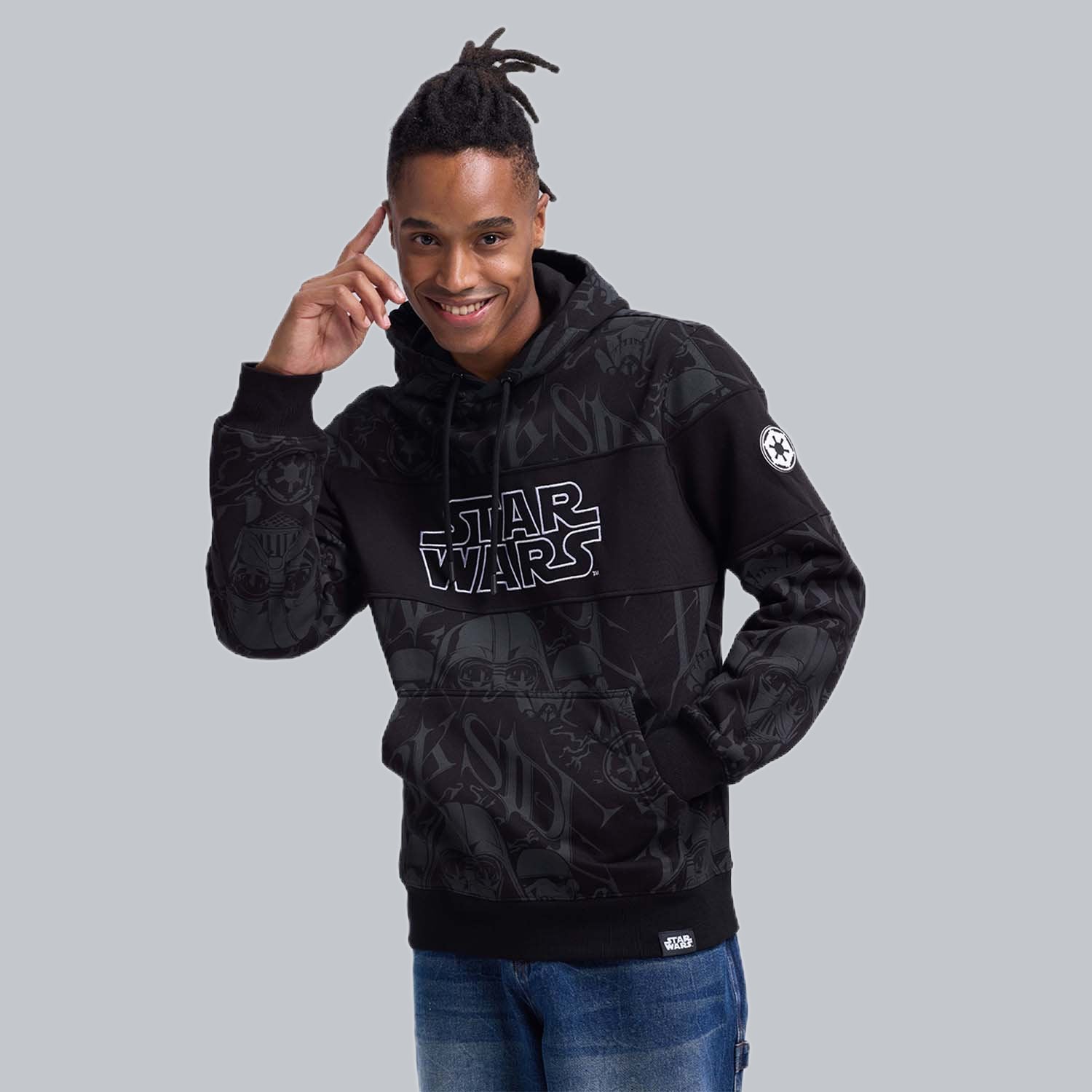 Polerón negro de Star Wars con diseño en relieve de personajes icónicos como Darth Vader y Stormtroopers, logo destacado en el pecho, ideal para fans.