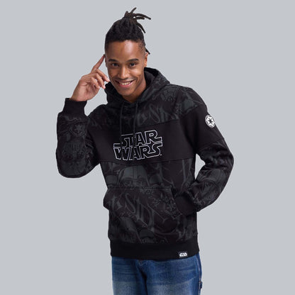 Polerón negro de Star Wars con diseño en relieve de personajes icónicos como Darth Vader y Stormtroopers, logo destacado en el pecho, ideal para fans.