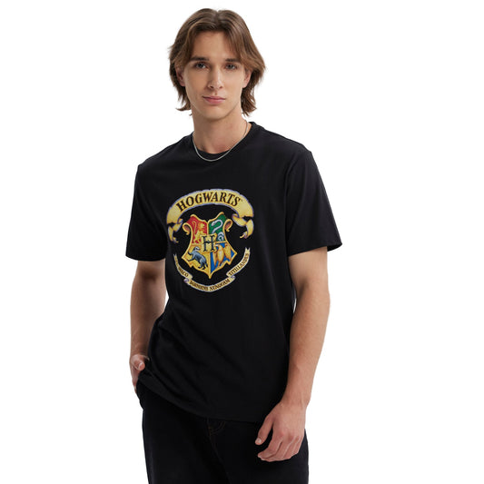 Polera negra de algodón con el icónico escudo de Hogwarts en el centro, resaltando los colores de las casas y la leyenda 'Hogwarts' en un diseño vibrante.