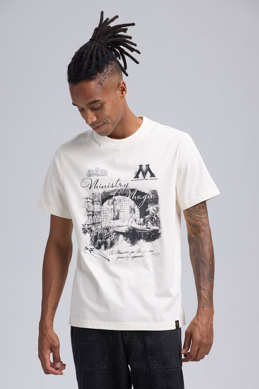 Polera beige de algodón con estampado en blanco y negro del Ministerio de Magia, presenta el icónico edificio y detalles de la comunidad mágica.