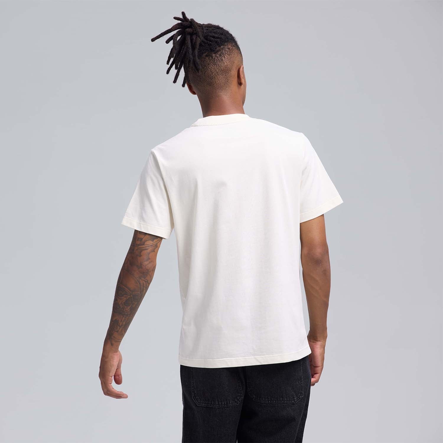 Polera beige de algodón con estampado en blanco y negro del Ministerio de Magia, presenta el icónico edificio y detalles de la comunidad mágica.