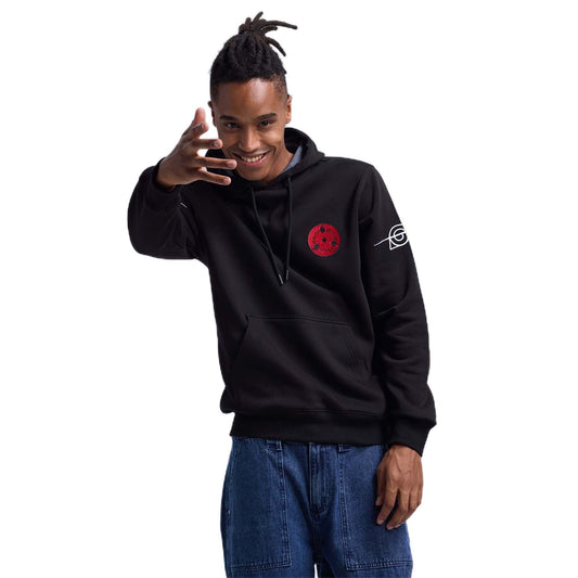 Polerón negro de Naruto Shippuden con un distintivo emblema rojo del clan Uchiha en el pecho y logo de la aldea en la manga, ideal para los fans del anime.