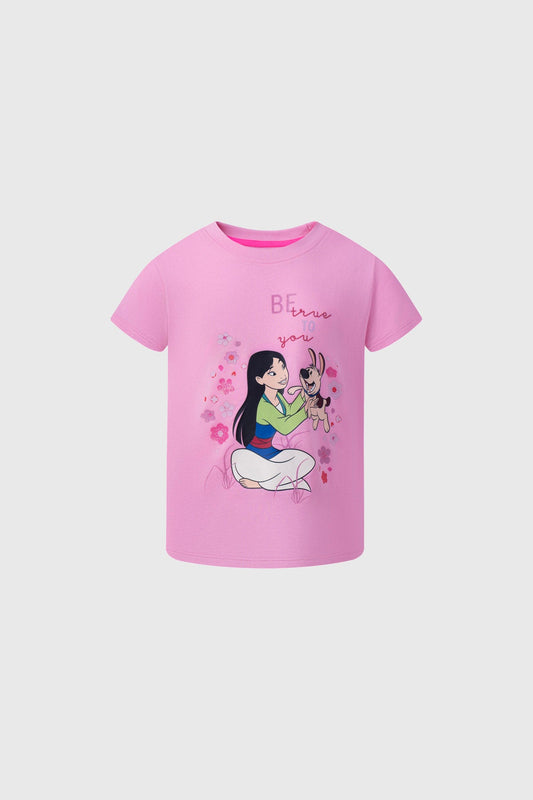 Polera Mulan rosada con ilustración de Mulan acariciando a un conejo, rodeada de flores, mensaje 'BE true TO you', perfecta para fans de Disney.