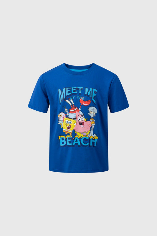 Polera azul con estampado de Bob Esponja y sus amigos en la playa, destacando la frase "MEET ME AT THE BEACH" en letras grandes y coloridas.