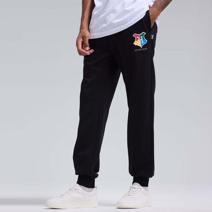 Pantalón buzo negro con el emblema de Hogwarts en colores vibrantes, ideal para fanáticos de Harry Potter que buscan comodidad y estilo.