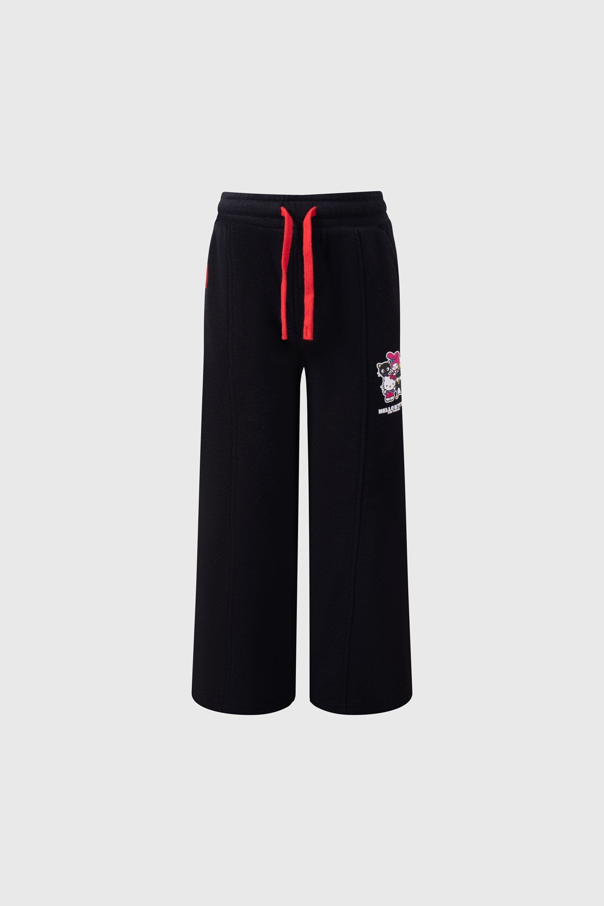 Pantalón buzo negro de Hello Kitty con estampado colorido de la icónica gatita en el lado, con cordones rojos que añaden un toque vibrante.