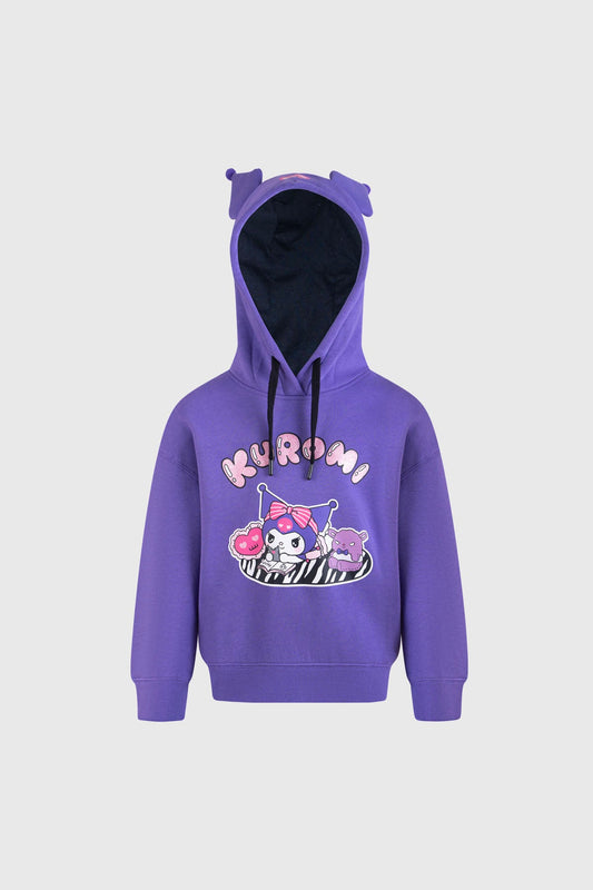 Polerón lila de Kuromi con capucha, presenta un estampado de ilustración kawaii en tonos rosa y negro, mostrando a Kuromi con dulces y amigos.