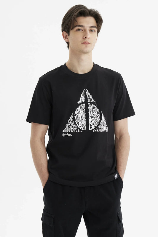 Polera negra de Harry Potter con un diseño en blanco del símbolo de las Reliquias de la Muerte, resaltando palabras icónicas de la saga.