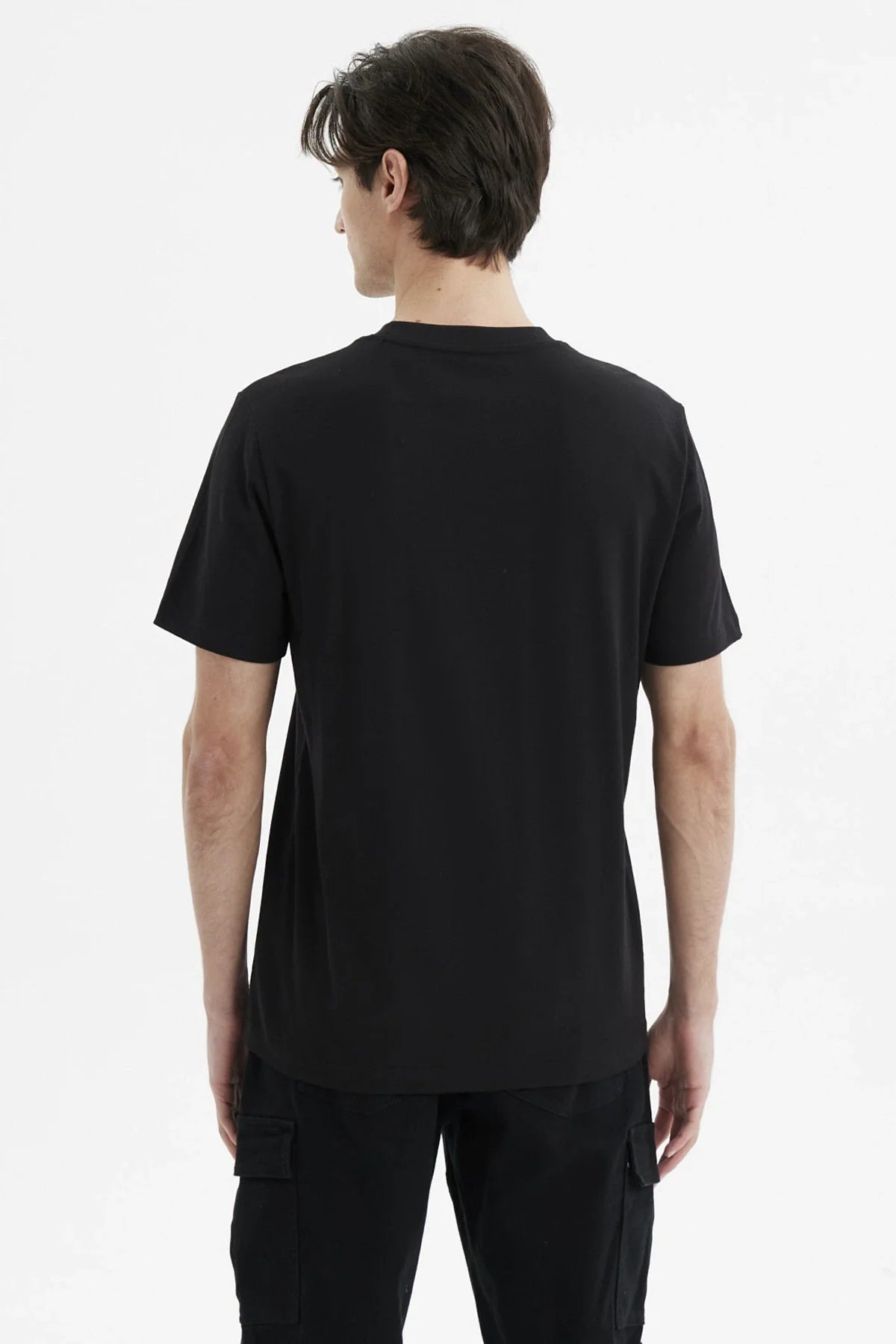 Polera negra de Harry Potter con un diseño en blanco del símbolo de las Reliquias de la Muerte, resaltando palabras icónicas de la saga.