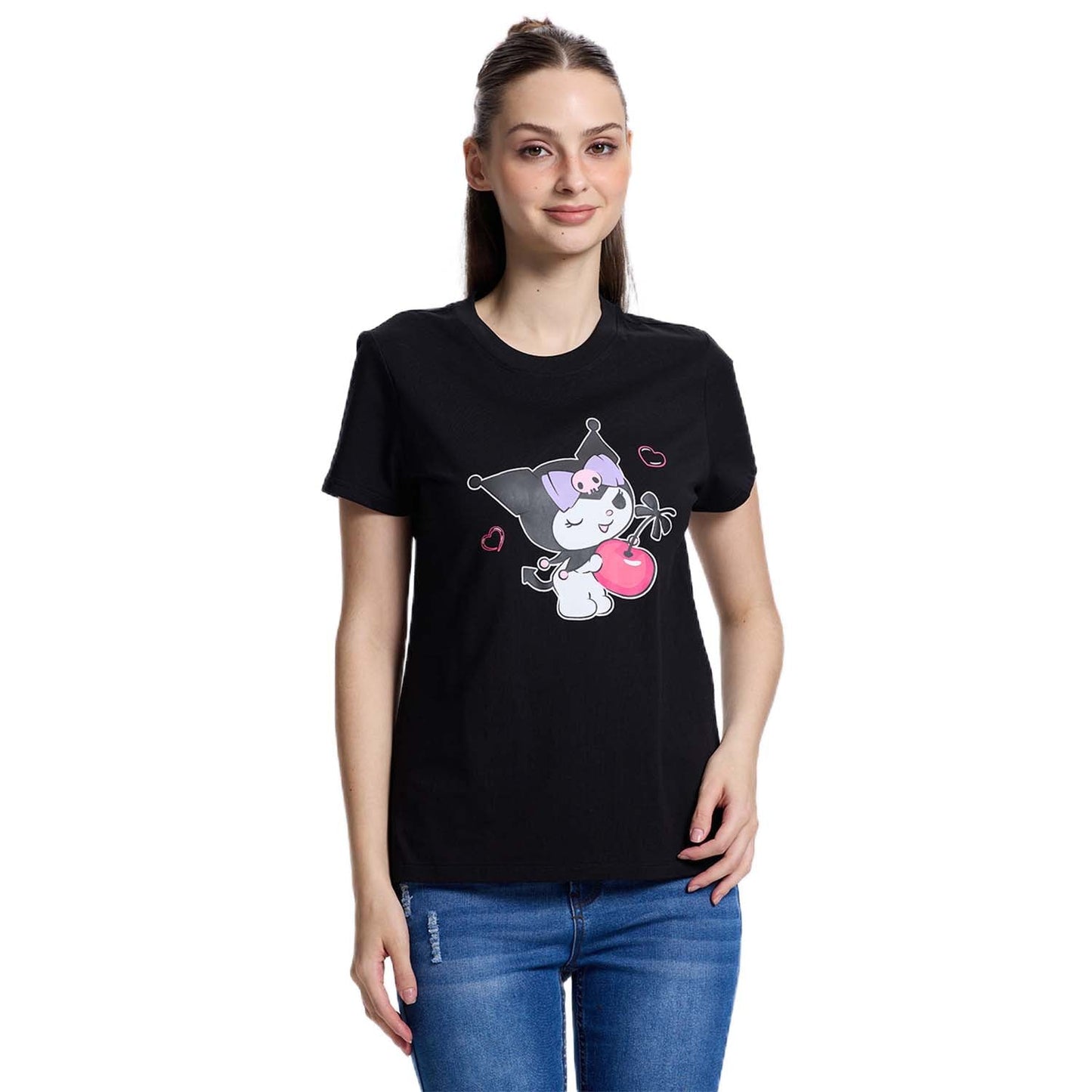 Polera negra de algodón con ilustración de Kuromi sosteniendo un corazón rojo, detalles en rosa y labios en el fondo, ideal para fans de Sanrio.