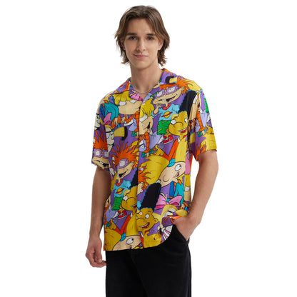 Camisa de manga corta lila con estampado vibrante de personajes icónicos de Nickelodeon como Arnold y Helga, en un diseño alegre y colorido que evoca la nostalgia de los 90.
