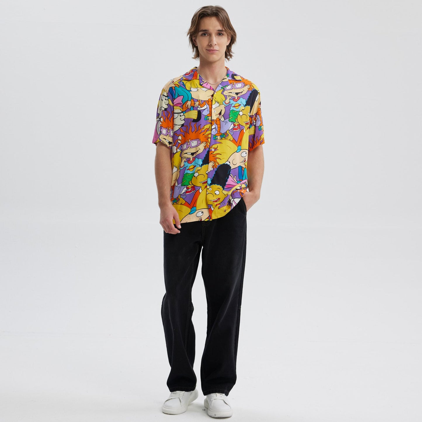 Camisa de manga corta lila con estampado vibrante de personajes icónicos de Nickelodeon como Arnold y Helga, en un diseño alegre y colorido que evoca la nostalgia de los 90.