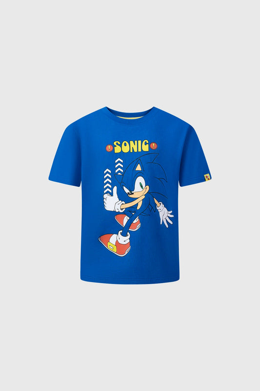 Polera azul vibrante de Sonic con ilustración clásica del erizo en pose dinámica, el diseño destaca con el nombre 'SONIC' en letras amarillas y detalles gráficos.