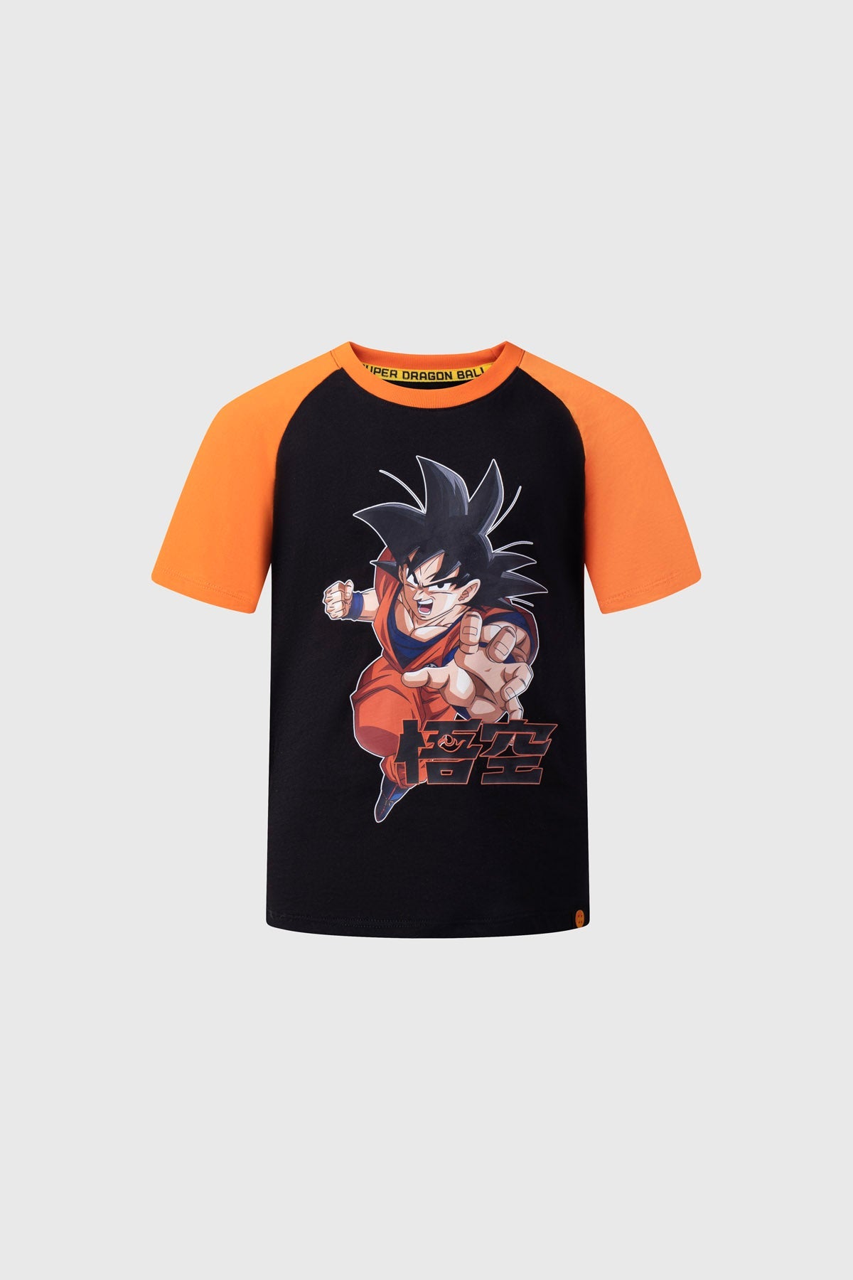 Polera negra con mangas naranjas que presenta a Goku en acción, destacando su icónica pose de combate y el logo de Dragon Ball en la parte inferior.