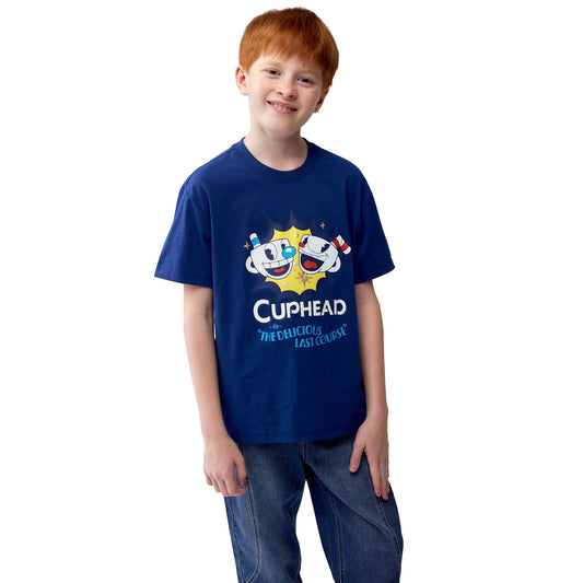 Polera azul de Cuphead con ilustración vibrante de Cuphead y Mugman sonriendo, destacando el título 'Cuphead in The Delicious Last Course' en un diseño retro.