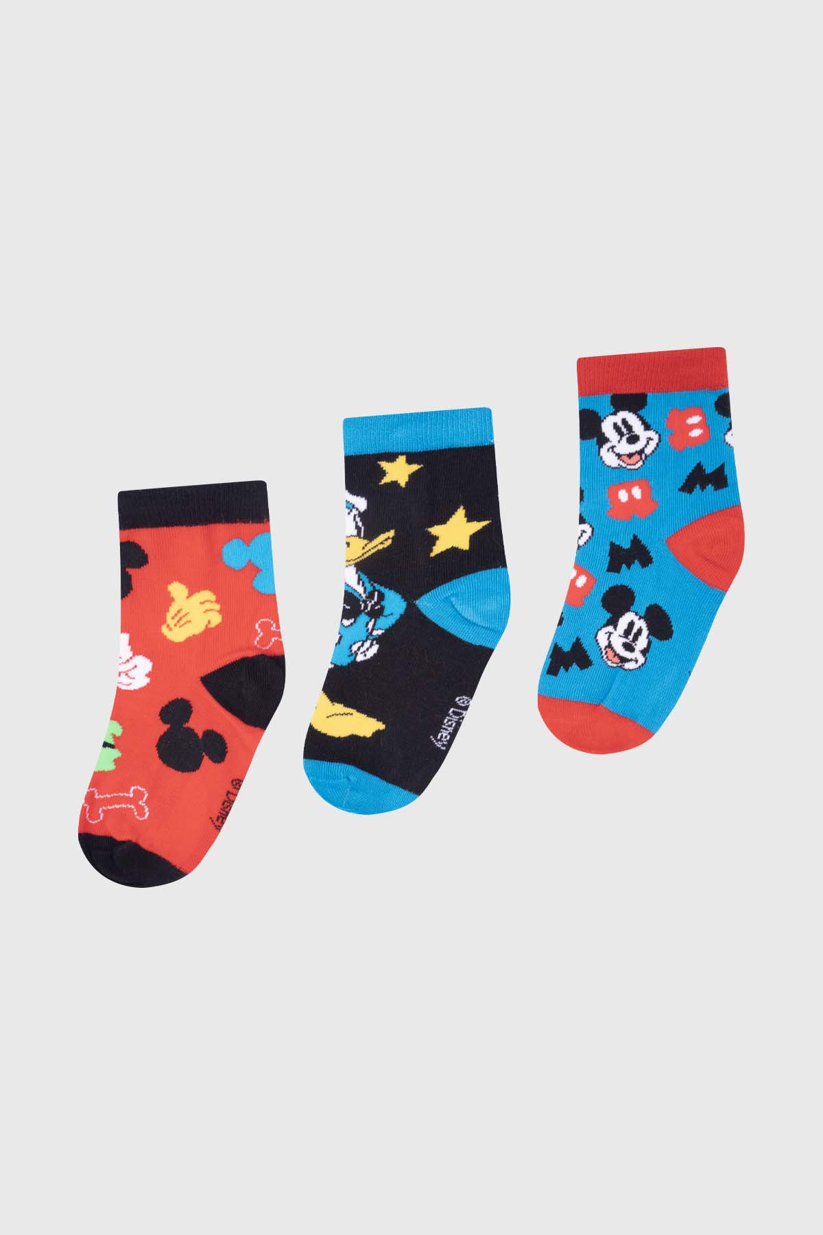 Tripack de calcetines en tonos rojo, negro y azul, con estampados de Mickey Mouse y amigos en estilo colorido y divertido, ideal para fans de Disney.