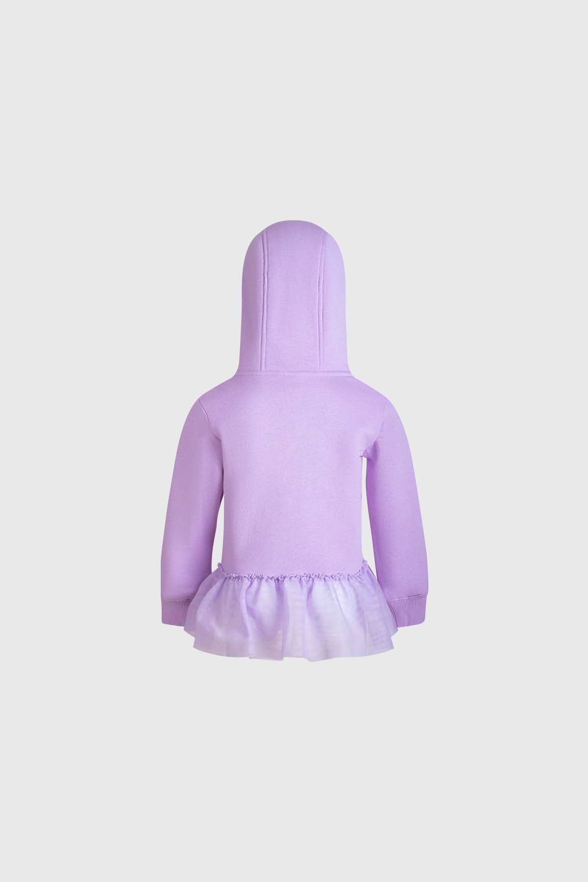 Polerón lila con capucha y cierre, presenta a Rapunzel en un diseño colorido, con un volante de tul en la parte inferior, evocando la magia de Disney.