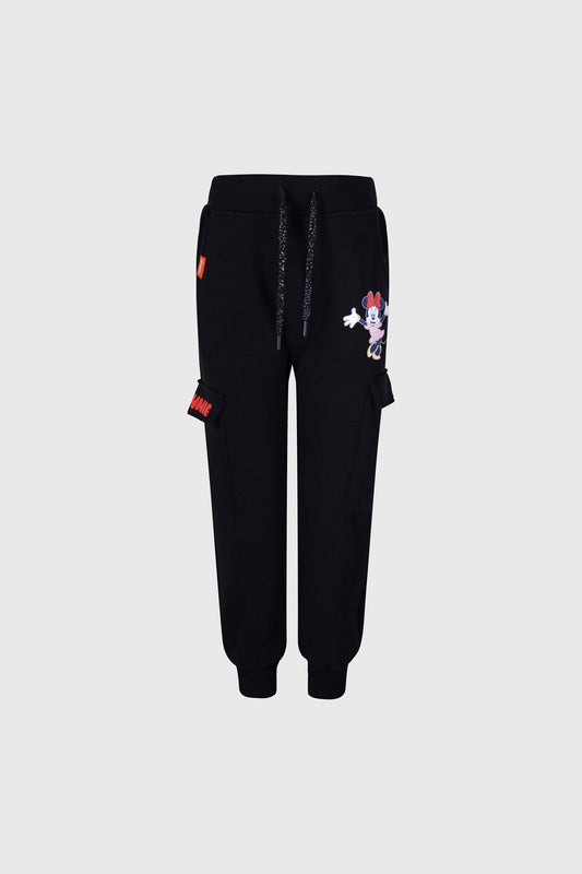 Pantalón buzo negro con estampado de Minnie Mouse en colores vibrantes, detalles de estilo urbano y bolsillos laterales, ideal para fans de Disney.