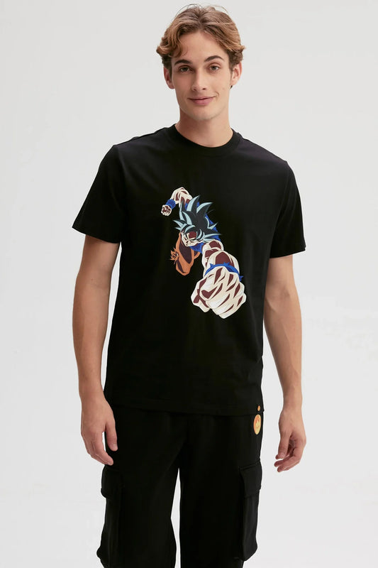 Polera negra de algodón con ilustración de Goku lanzando un puñetazo, estilo anime vibrante y dinámico, captura la esencia de Dragon Ball.