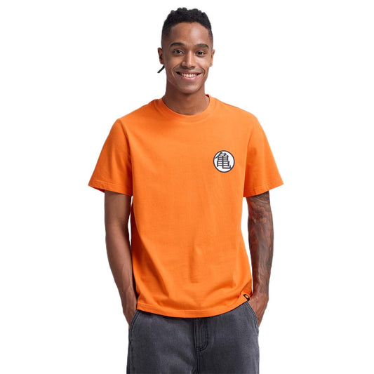 Polera naranja de Dragon Ball con el icónico símbolo de la tortuga en el pecho, confeccionada en 100% algodón, ideal para fans de la saga.