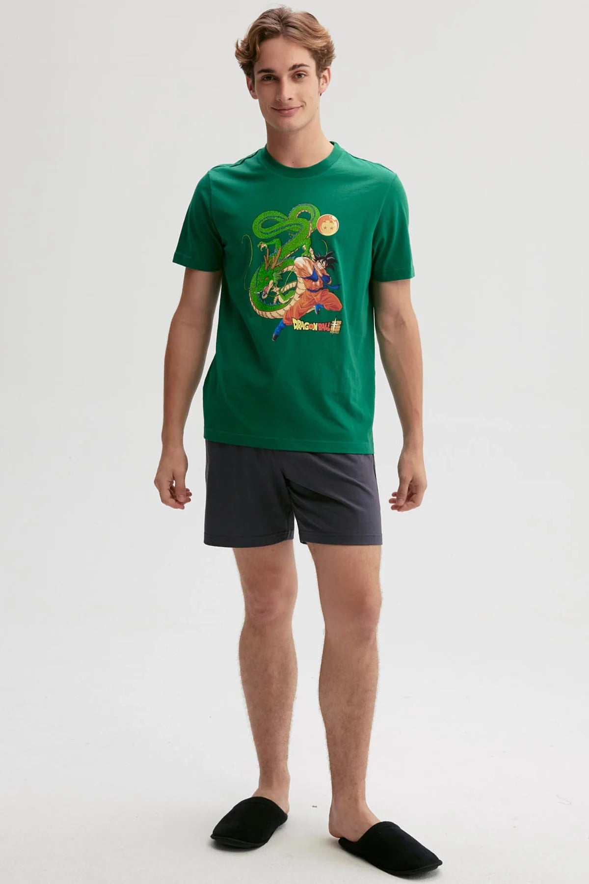 Pijama verde con estampado de Goku y Shenlong en acción, resaltando el deseo de invocar al dragón en el universo de Dragon Ball.