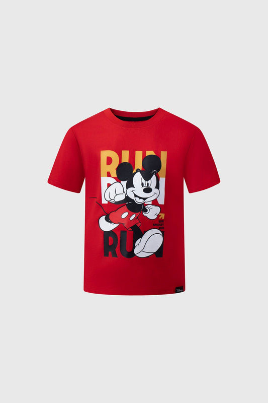 Polera roja de Mickey Mouse con ilustración vintage de Mickey corriendo, en contraste con letras grandes que dicen 'RUN', evocando la energía y diversión del universo Disney.