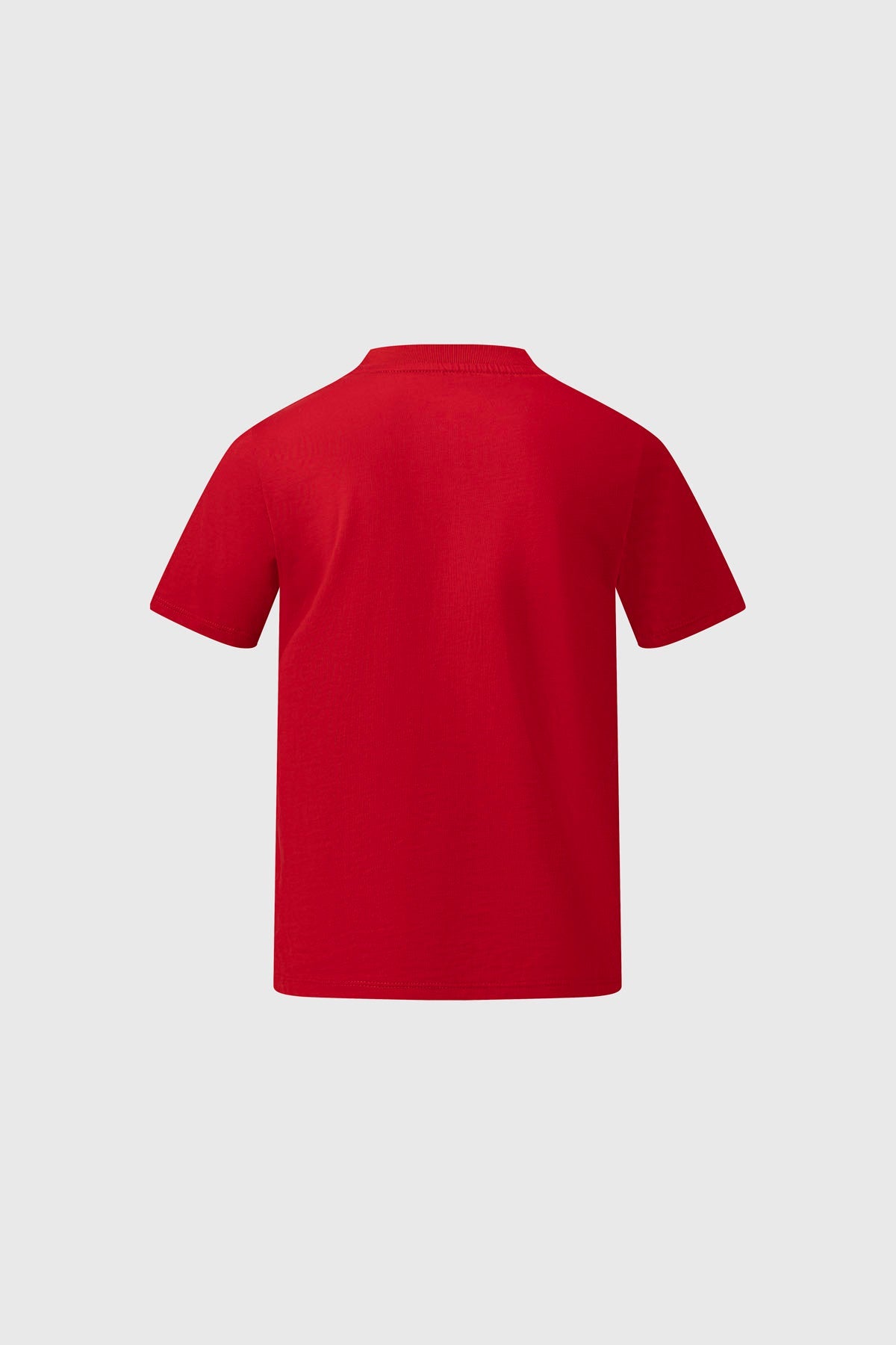 Polera roja de Mickey Mouse con ilustración vintage de Mickey corriendo, en contraste con letras grandes que dicen 'RUN', evocando la energía y diversión del universo Disney.