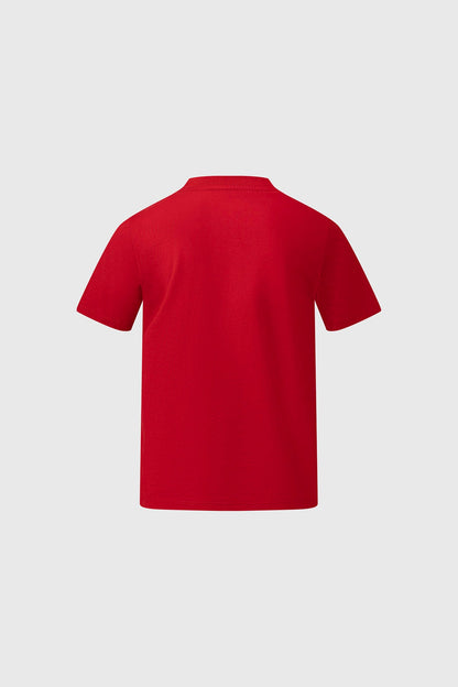 Polera roja de Mickey Mouse con ilustración vintage de Mickey corriendo, en contraste con letras grandes que dicen 'RUN', evocando la energía y diversión del universo Disney.