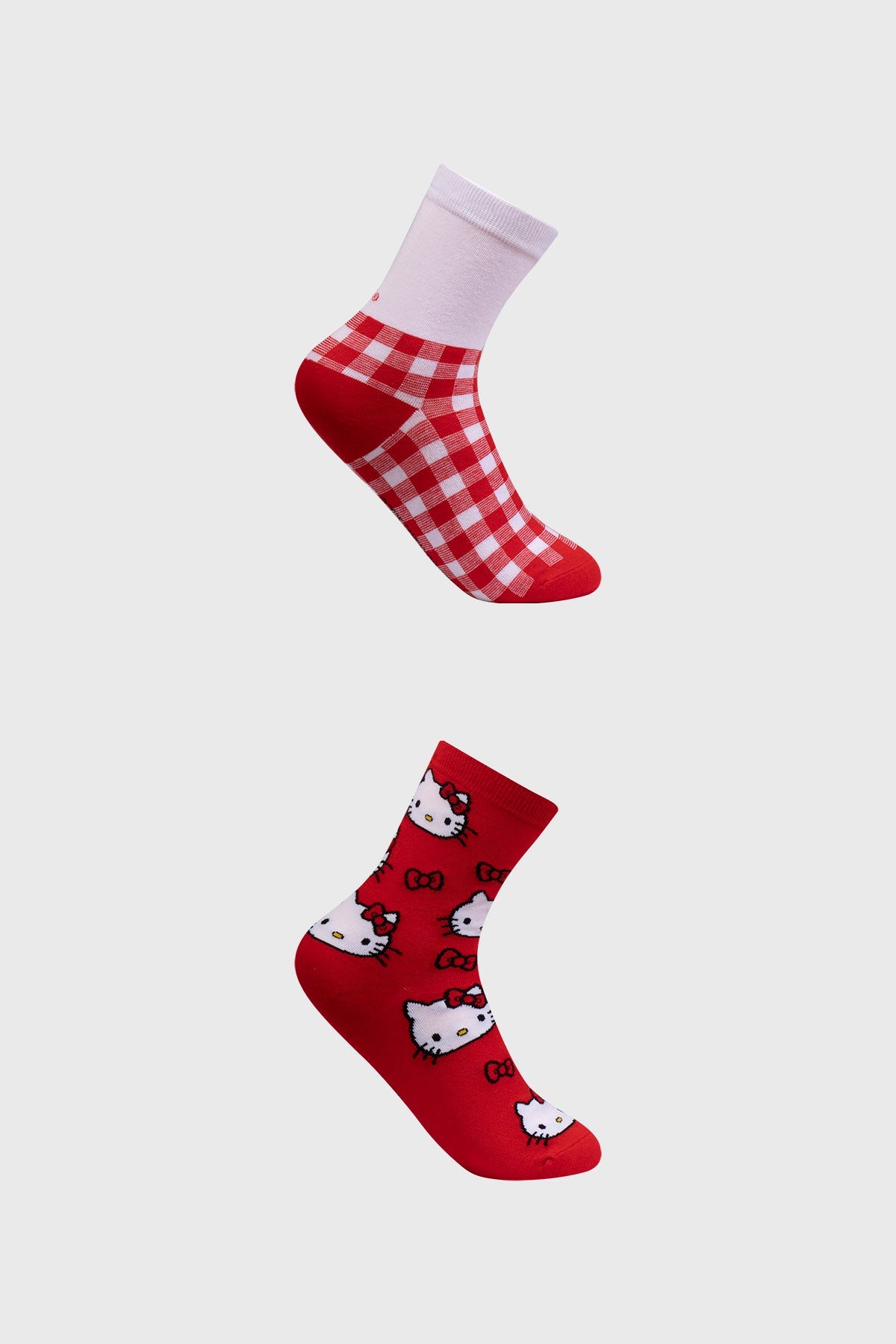 Calcetín bipack en rojo con diseño de Hello Kitty, uno con cuadros rojos y el otro con múltiples ilustraciones de la icónica gatita, ideal para fans.