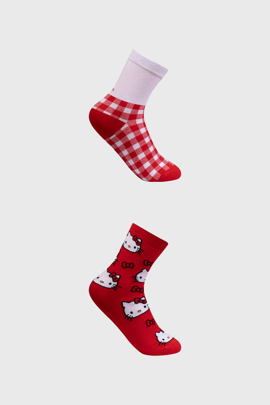 Calcetín bipack en rojo con diseño de Hello Kitty, uno con cuadros rojos y el otro con múltiples ilustraciones de la icónica gatita, ideal para fans.