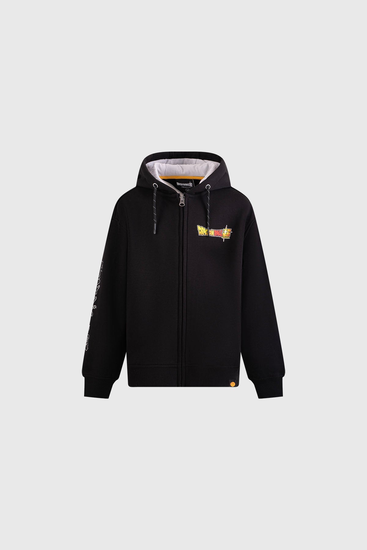 Polerón negro con capucha de Dragon Ball, presenta un logo vibrante en el pecho y detalles gráficos en las mangas, ideal para fans de Goku.