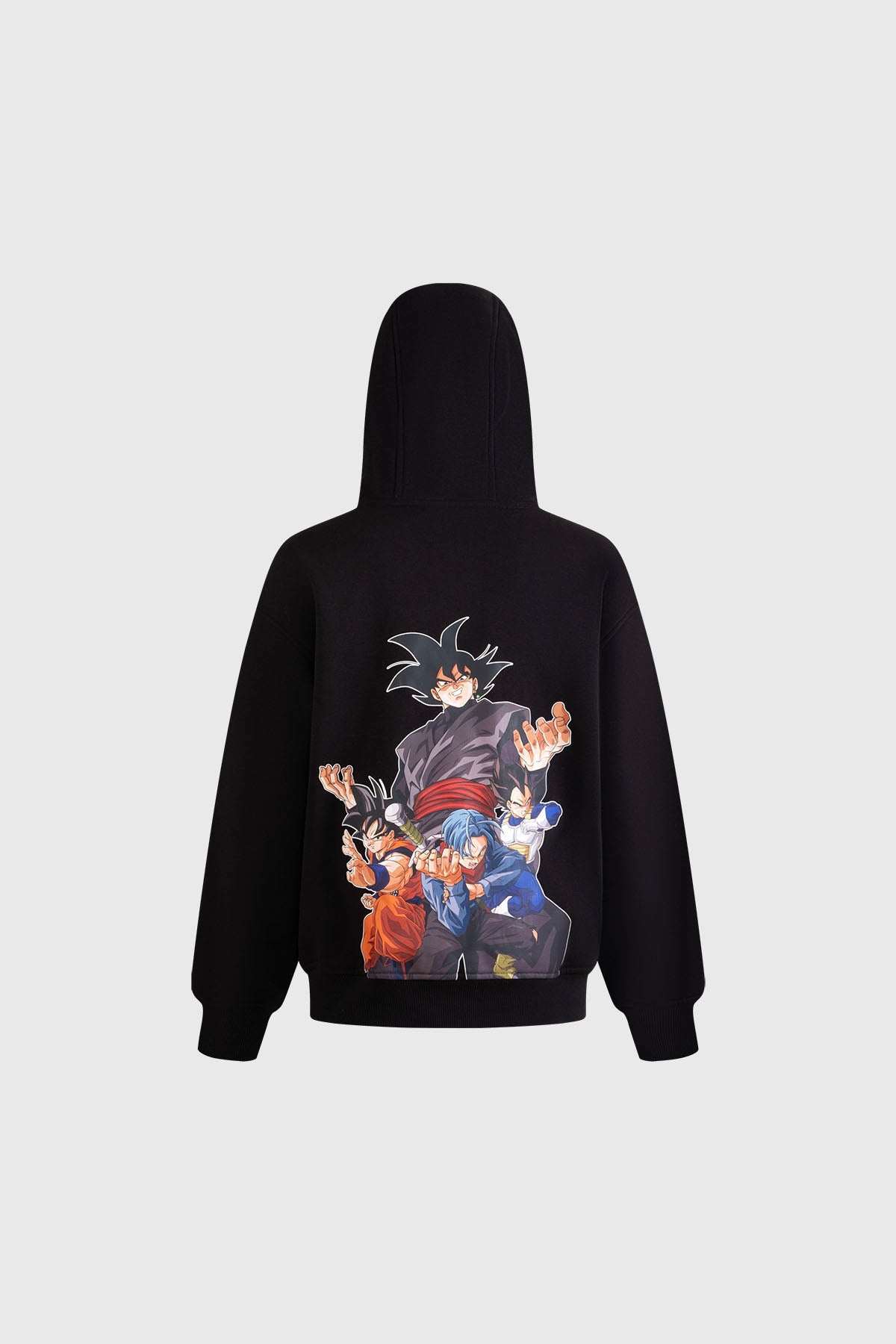 Polerón negro con capucha de Dragon Ball, presenta un logo vibrante en el pecho y detalles gráficos en las mangas, ideal para fans de Goku.