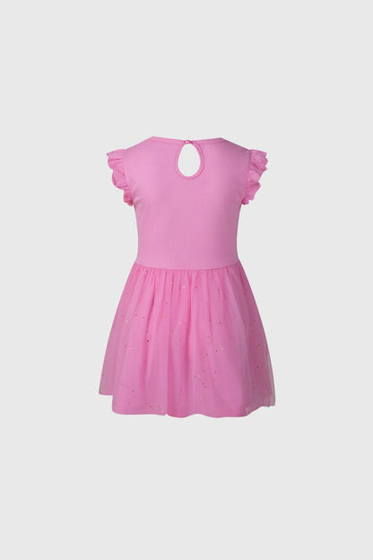 Vestido rosado de Hello Kitty con cuerpo de algodón y falda de tul, presenta un estampado frontal de la icónica gatita con moño, ideal para fans.