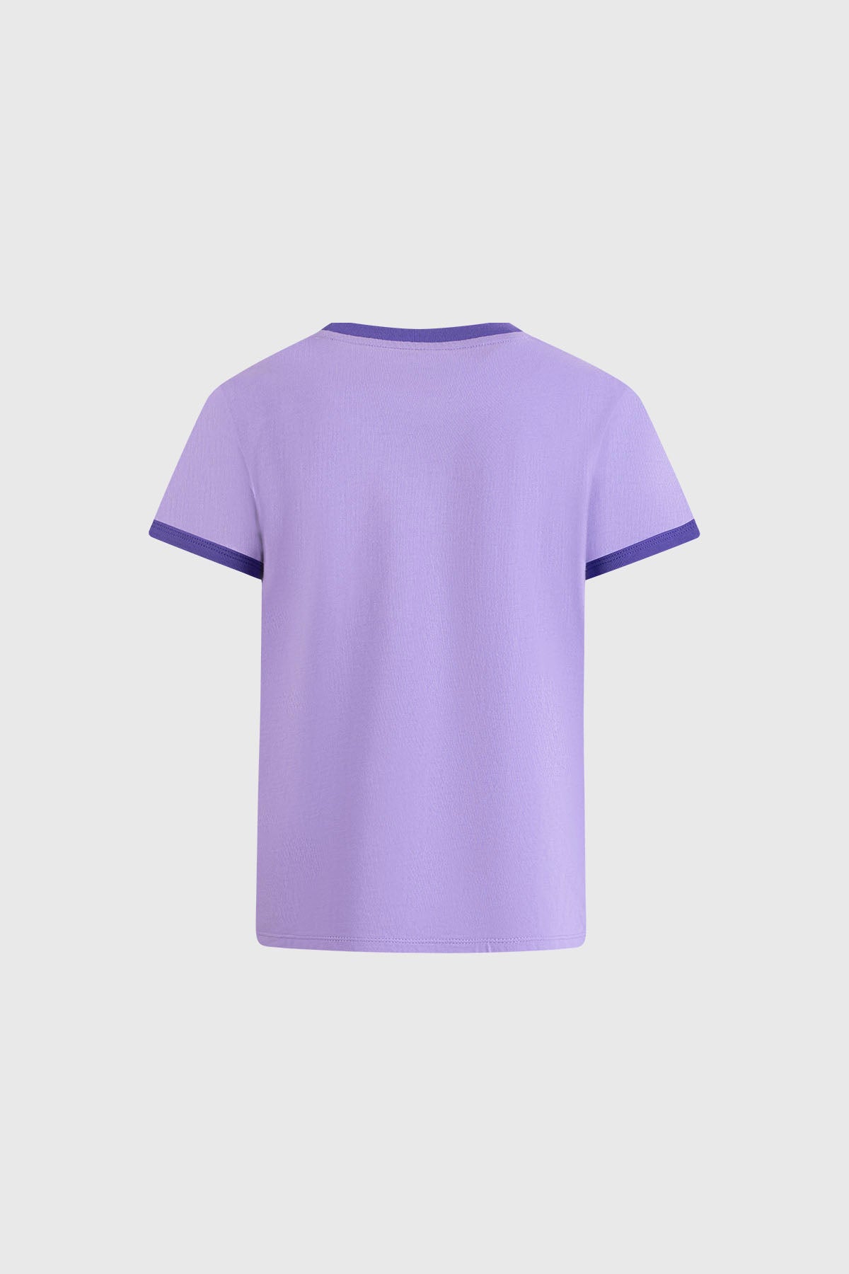 Polera lila de algodón con estampado de Kuromi, mostrando a la icónica personaje en pose coqueta con un gran moño rosa, perfecta para fans de Sanrio.