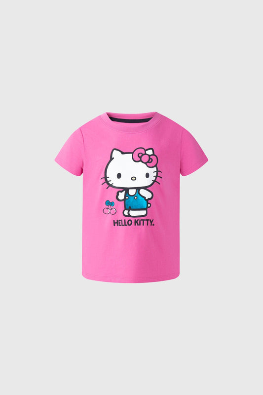 Polera rosa de algodón con ilustración de Hello Kitty en overol azul y la frase 'HELLO KITTY.' destacando su icónico estilo kawaii.