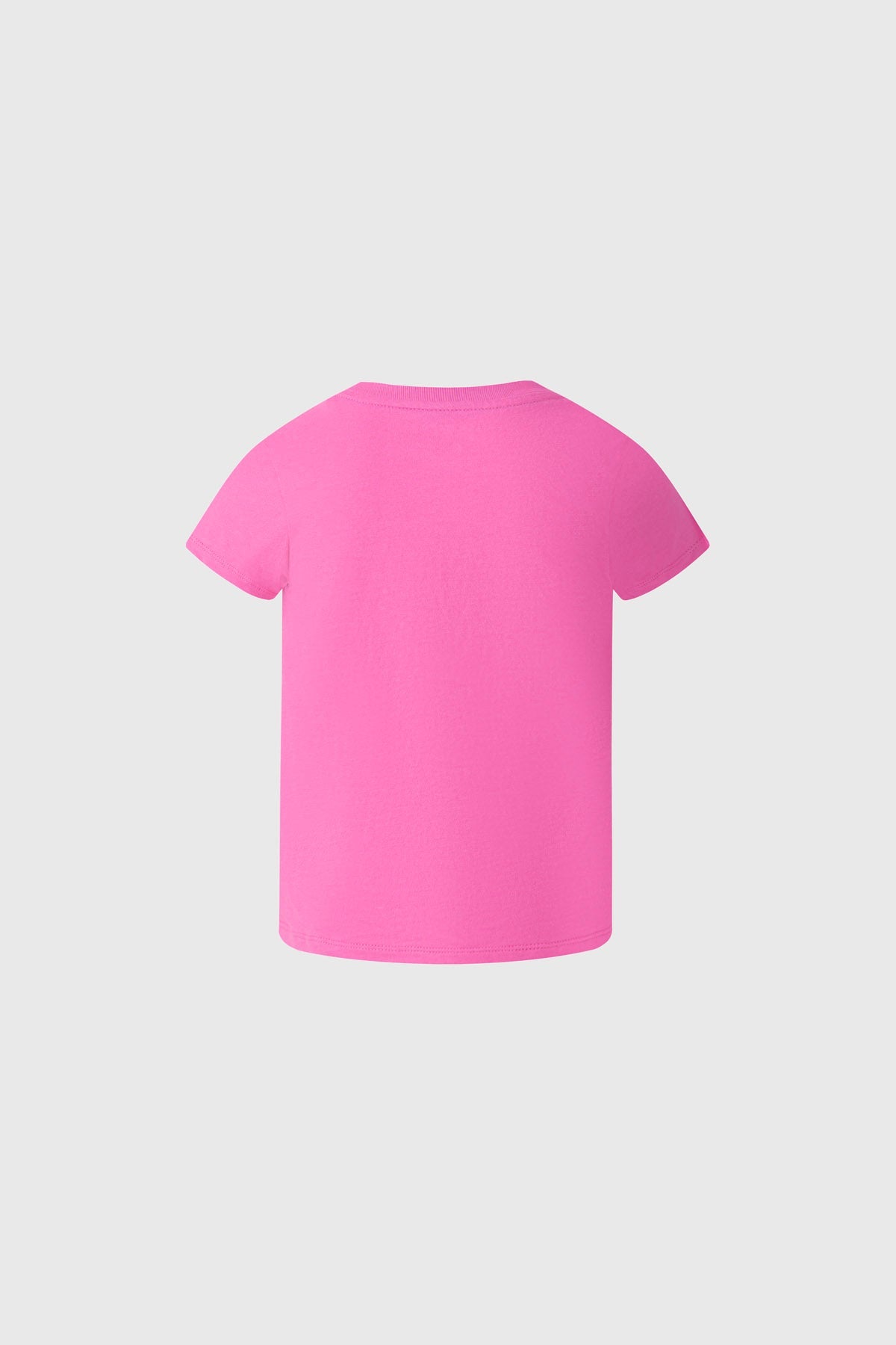 Polera rosa de algodón con ilustración de Hello Kitty en overol azul y la frase 'HELLO KITTY.' destacando su icónico estilo kawaii.
